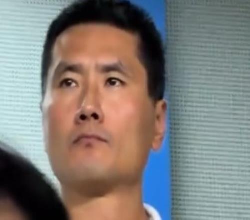 www.星空体育邵佳一现场观战浙江队vs云南玉昆，时不时与团队成员热聊
